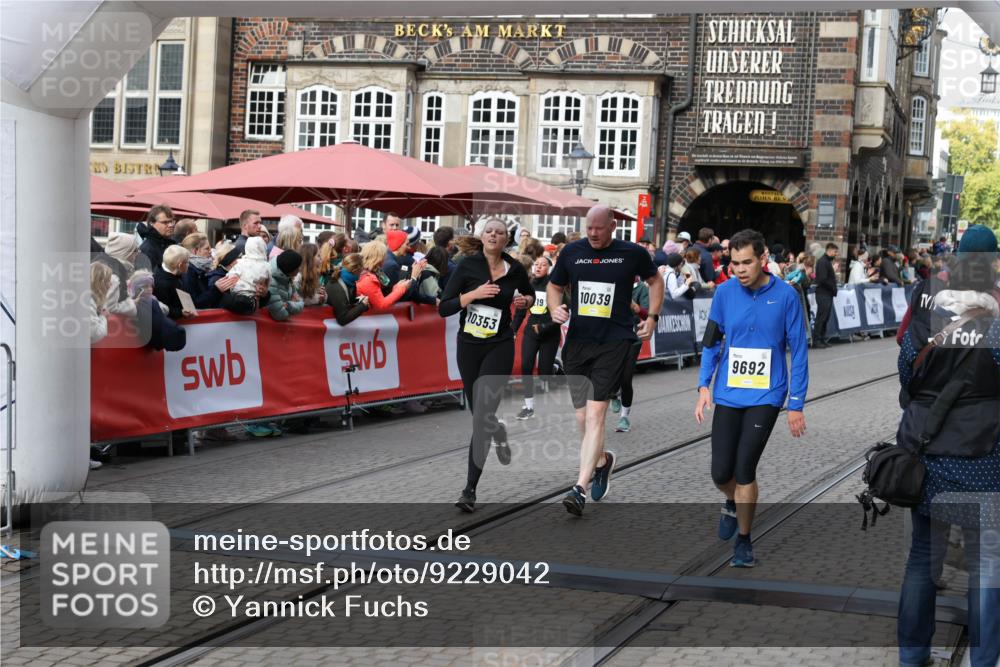 05.10.2025 - 20. swb-Marathon Bremen Yannick Fuchs http://msf.ph/oto/9229042 05.10.2025 10:59:16 Ziel 9219, 9692, 10039, 10143, 10353, 10357, 10594, 10607 meine-sportfotos.de