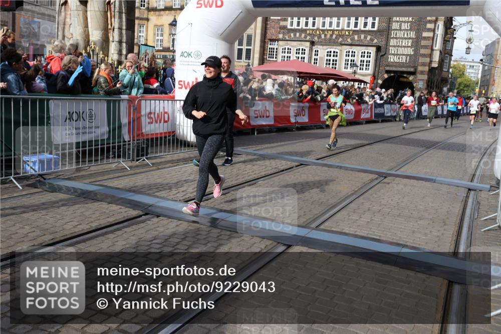 05.10.2025 - 20. swb-Marathon Bremen Yannick Fuchs http://msf.ph/oto/9229043 05.10.2025 11:02:04 Ziel 9237, 9365, 9655, 10558, 10837, 10944, 11415, 11647 meine-sportfotos.de