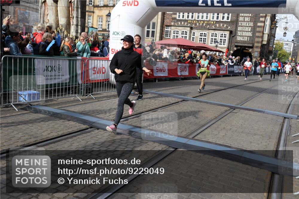 05.10.2025 - 20. swb-Marathon Bremen Yannick Fuchs http://msf.ph/oto/9229049 05.10.2025 11:02:04 Ziel 9237, 9365, 9655, 10558, 10837, 10944, 11415, 11647 meine-sportfotos.de