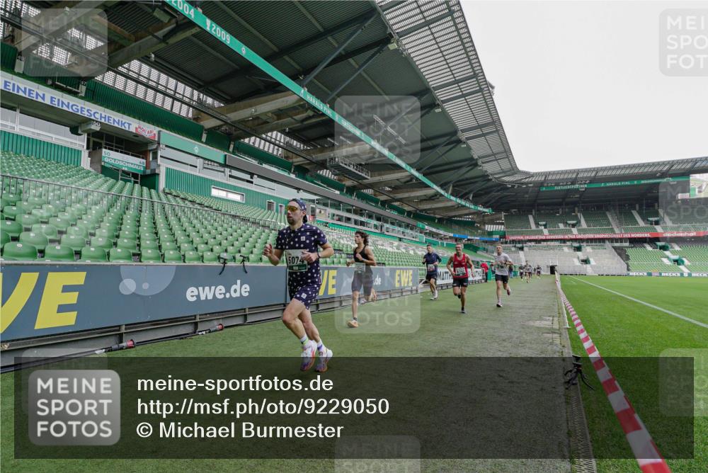 05.10.2025 - 20. swb-Marathon Bremen Michael Burmester http://msf.ph/oto/9229050 05.10.2025 12:38:44 Laufen im Stadion 193, 383, 685, 1005, 1329, 1352, 1379, 1520, 1833, 2940, 3975, 5074, 6541, 7999, 8341, 1058, 2168 meine-sportfotos.de