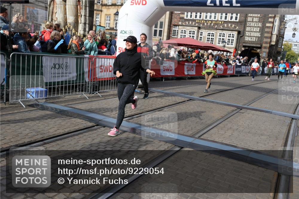 05.10.2025 - 20. swb-Marathon Bremen Yannick Fuchs http://msf.ph/oto/9229054 05.10.2025 11:02:04 Ziel 9237, 9365, 9655, 10558, 10837, 10944, 11415, 11647 meine-sportfotos.de