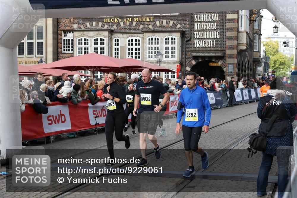 05.10.2025 - 20. swb-Marathon Bremen Yannick Fuchs http://msf.ph/oto/9229061 05.10.2025 10:59:16 Ziel 9219, 9692, 10039, 10143, 10353, 10357, 10594, 10607 meine-sportfotos.de