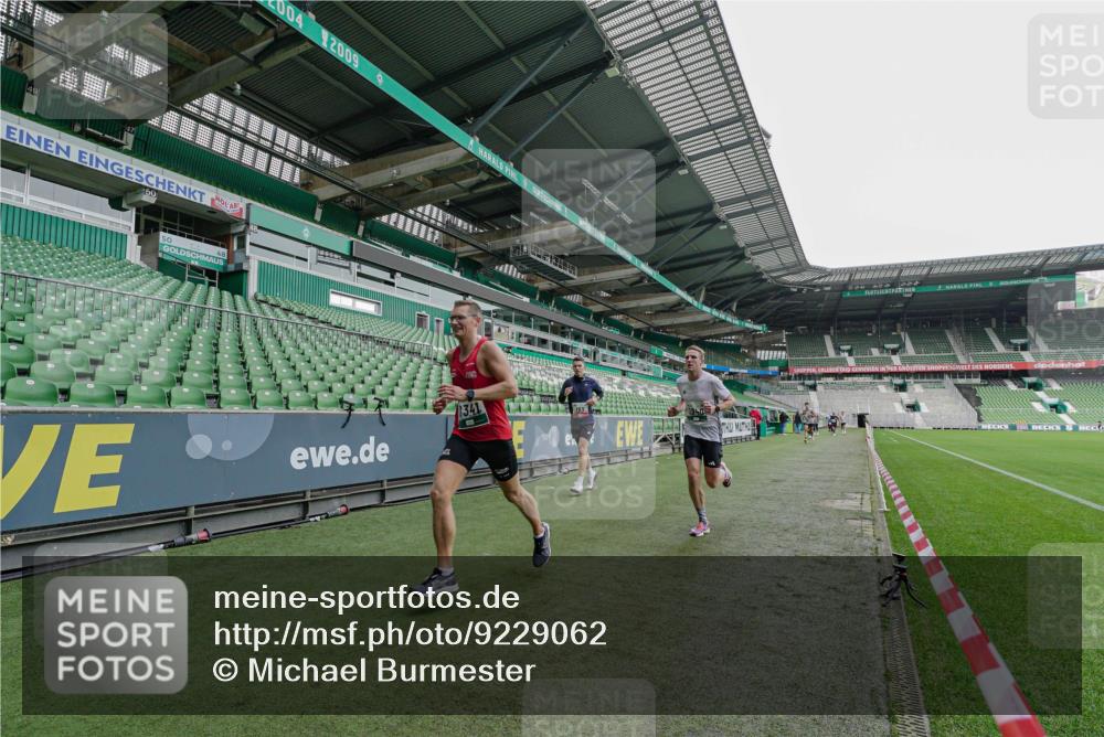 05.10.2025 - 20. swb-Marathon Bremen Michael Burmester http://msf.ph/oto/9229062 05.10.2025 12:38:45 Laufen im Stadion 193, 383, 685, 1005, 1329, 1352, 1379, 1520, 1833, 2940, 3975, 5074, 6541, 7999, 8341, 1058 meine-sportfotos.de