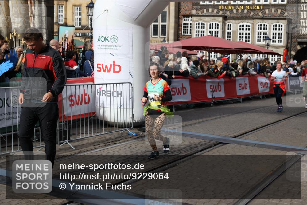05.10.2025 - 20. swb-Marathon Bremen Yannick Fuchs http://msf.ph/oto/9229064 05.10.2025 11:02:06 Ziel 9324, 9365, 9536, 9655, 10558, 10837, 10855, 10879, 10887, 10944, 11415, 11647 meine-sportfotos.de