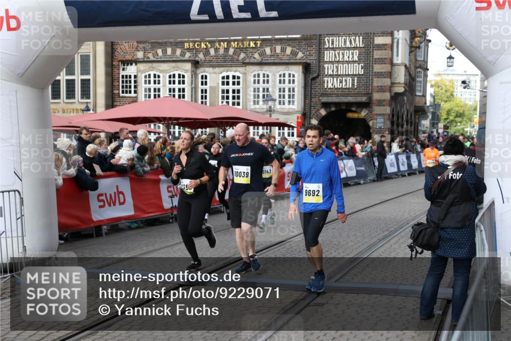 05.10.2025 - 20. swb-Marathon Bremen Yannick Fuchs http://msf.ph/oto/9229071 05.10.2025 10:59:16 Ziel 9219, 9692, 10039, 10143, 10353, 10357, 10594, 10607 meine-sportfotos.de