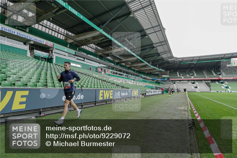 05.10.2025 - 20. swb-Marathon Bremen Michael Burmester http://msf.ph/oto/9229072 05.10.2025 12:38:47 Laufen im Stadion 193, 383, 685, 1005, 1329, 1352, 1379, 1520, 1833, 2940, 3975, 5074, 6541, 7999, 8341, 1058 meine-sportfotos.de