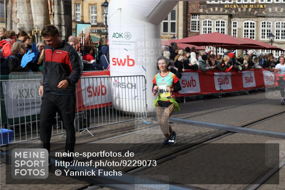 05.10.2025 - 20. swb-Marathon Bremen Yannick Fuchs http://msf.ph/oto/9229073 05.10.2025 11:02:06 Ziel 9324, 9365, 9536, 9655, 10558, 10837, 10855, 10879, 10887, 10944, 11415, 11647 meine-sportfotos.de