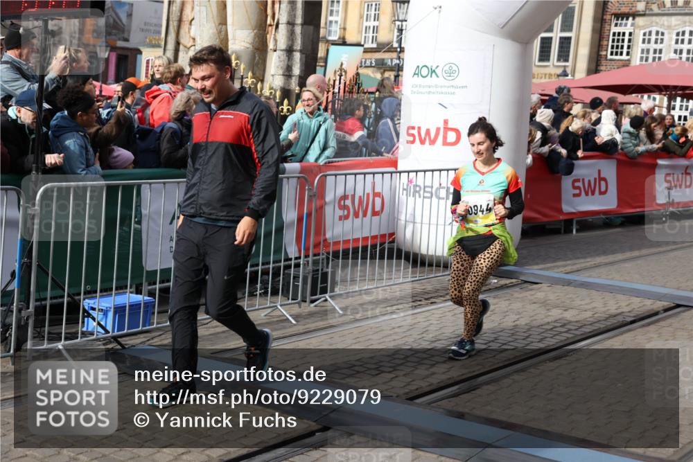 05.10.2025 - 20. swb-Marathon Bremen Yannick Fuchs http://msf.ph/oto/9229079 05.10.2025 11:02:07 Ziel 9324, 9365, 9536, 9655, 10558, 10837, 10855, 10879, 10887, 10944, 11415, 11647 meine-sportfotos.de