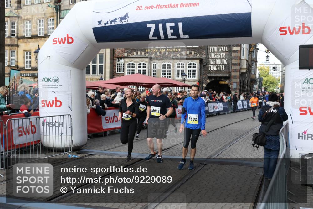 05.10.2025 - 20. swb-Marathon Bremen Yannick Fuchs http://msf.ph/oto/9229089 05.10.2025 10:59:16 Ziel 9219, 9692, 10039, 10143, 10353, 10357, 10594, 10607 meine-sportfotos.de