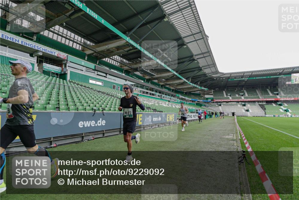 05.10.2025 - 20. swb-Marathon Bremen Michael Burmester http://msf.ph/oto/9229092 05.10.2025 12:38:57 Laufen im Stadion 193, 685, 1329, 1352, 1379, 1520, 1833, 2940, 3975, 4629, 4807, 5074, 6541, 7551, 7999, 8341, 9082, 383, 1005, 1058 meine-sportfotos.de