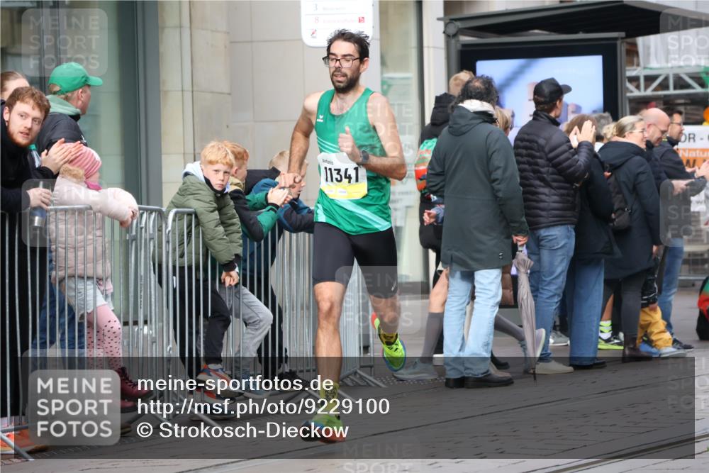 05.10.2025 - 20. swb-Marathon Bremen Strokosch-Dieckow http://msf.ph/oto/9229100 05.10.2025 10:35:15 Ziel 9336, 9340, 9596, 9697, 10538, 11341, 9336, 9340, 9596, 9697, 10538, 11341 meine-sportfotos.de