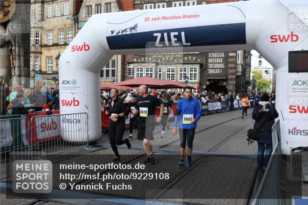 05.10.2025 - 20. swb-Marathon Bremen Yannick Fuchs http://msf.ph/oto/9229108 05.10.2025 10:59:17 Ziel 9219, 9508, 9692, 10039, 10143, 10353, 10594, 10607 meine-sportfotos.de