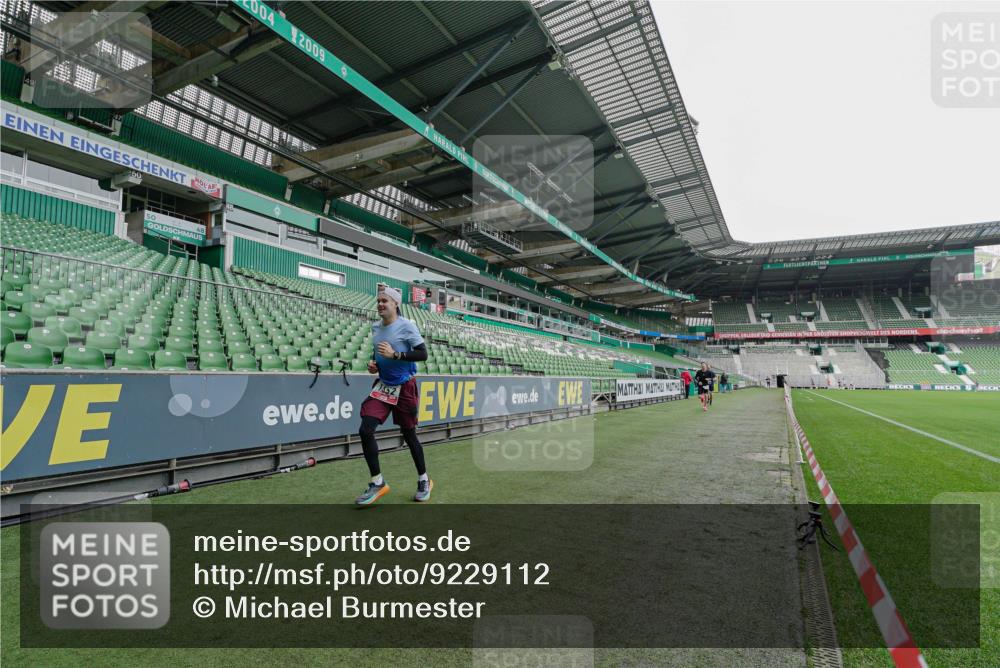 05.10.2025 - 20. swb-Marathon Bremen Michael Burmester http://msf.ph/oto/9229112 05.10.2025 12:39:01 Laufen im Stadion 193, 685, 1329, 1352, 1520, 2940, 3975, 4629, 4807, 5074, 6541, 7551, 7999, 8341, 9082, 383, 1005, 1058, 1379, 1833 meine-sportfotos.de
