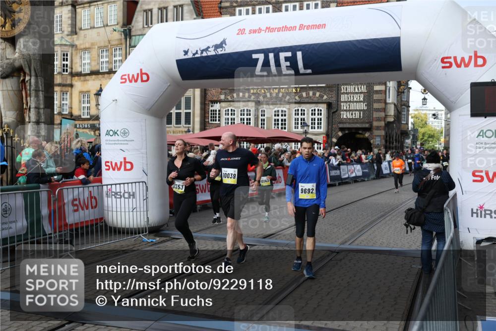 05.10.2025 - 20. swb-Marathon Bremen Yannick Fuchs http://msf.ph/oto/9229118 05.10.2025 10:59:17 Ziel 9219, 9508, 9692, 10039, 10143, 10353, 10594, 10607 meine-sportfotos.de