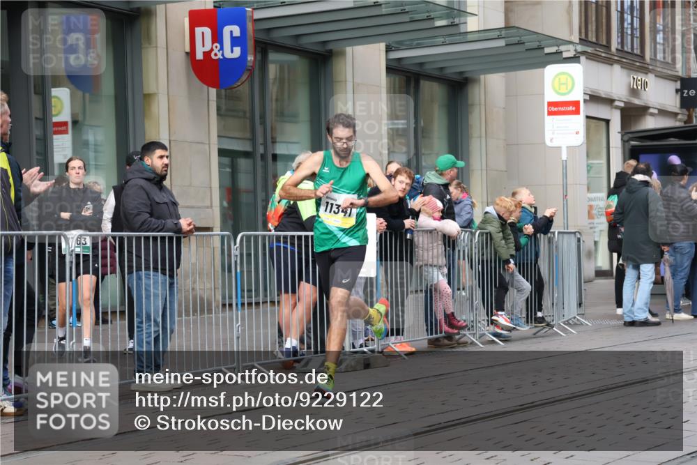 05.10.2025 - 20. swb-Marathon Bremen Strokosch-Dieckow http://msf.ph/oto/9229122 05.10.2025 10:35:16 Ziel 9340, 9596, 9697, 10538, 11341, 9340, 9596, 9697, 10538, 11341 meine-sportfotos.de