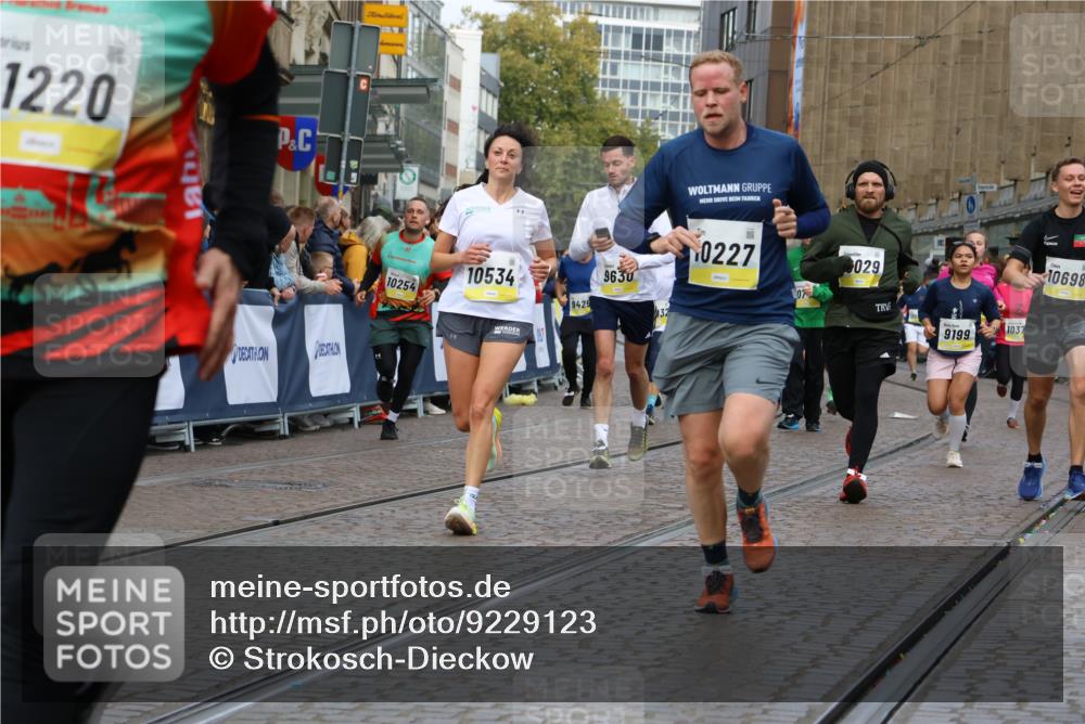 05.10.2025 - 20. swb-Marathon Bremen Strokosch-Dieckow http://msf.ph/oto/9229123 05.10.2025 10:50:56 Ziel 9199, 9399, 9416, 9425, 9630, 9663, 9966, 10029, 10226, 10227, 10254, 10378, 10534, 10698, 10743, 10932, 11061, 11220, 11311, 11391 meine-sportfotos.de