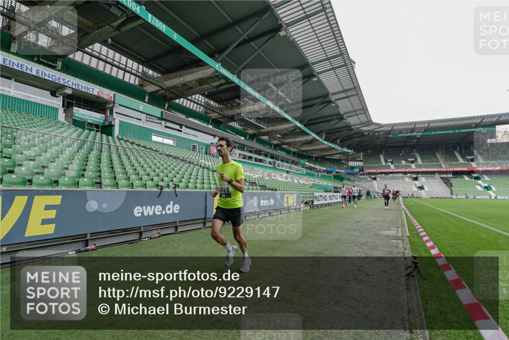 05.10.2025 - 20. swb-Marathon Bremen Michael Burmester http://msf.ph/oto/9229147 05.10.2025 12:39:34 Laufen im Stadion 236, 685, 826, 1198, 1329, 1345, 1352, 1626, 1925, 2940, 4030, 4629, 4807, 5074, 5240, 6541, 7551, 7999, 8341, 8849, 9082, 193, 1520, 3975 meine-sportfotos.de