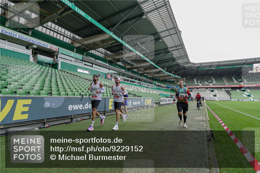 05.10.2025 - 20. swb-Marathon Bremen Michael Burmester http://msf.ph/oto/9229152 05.10.2025 12:39:41 Laufen im Stadion 236, 826, 1198, 1345, 1352, 1392, 1626, 1925, 2130, 4030, 4629, 4807, 5240, 7551, 7999, 8849, 9082, 193, 685, 1329, 2940, 3975, 5074, 6541, 8341 meine-sportfotos.de