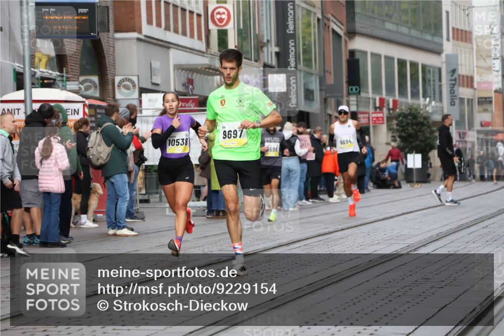 05.10.2025 - 20. swb-Marathon Bremen Strokosch-Dieckow http://msf.ph/oto/9229154 05.10.2025 10:35:21 Ziel 9596, 9697, 10372, 10538, 11341, 9596, 9697, 10372, 10538, 11341 meine-sportfotos.de