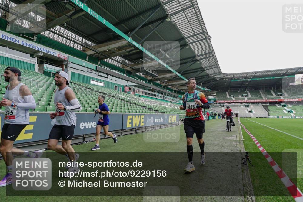 05.10.2025 - 20. swb-Marathon Bremen Michael Burmester http://msf.ph/oto/9229156 05.10.2025 12:39:41 Laufen im Stadion 236, 826, 1198, 1345, 1352, 1392, 1626, 1925, 2130, 4030, 4629, 4807, 5240, 7551, 7999, 8849, 9082, 193, 685, 1329, 2940, 3975, 5074, 6541, 8341 meine-sportfotos.de