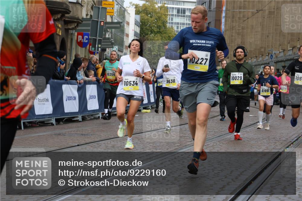 05.10.2025 - 20. swb-Marathon Bremen Strokosch-Dieckow http://msf.ph/oto/9229160 05.10.2025 10:50:56 Ziel 9199, 9399, 9416, 9425, 9630, 9663, 9966, 10029, 10226, 10227, 10254, 10378, 10534, 10698, 10743, 10932, 11061, 11220, 11311, 11391 meine-sportfotos.de