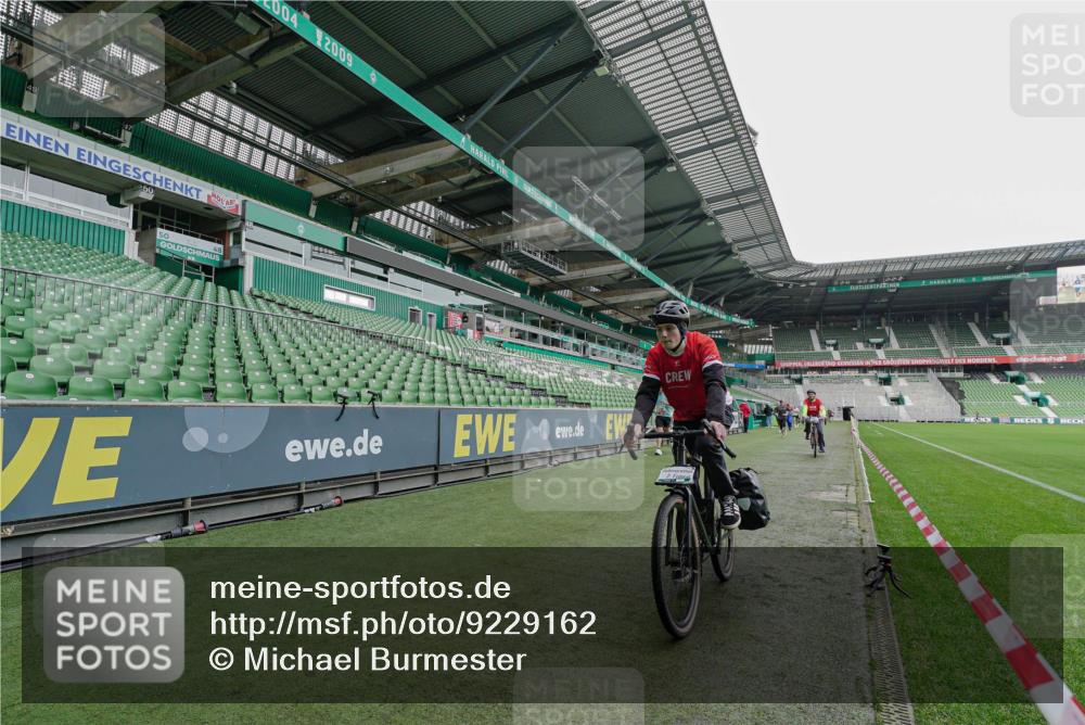 05.10.2025 - 20. swb-Marathon Bremen Michael Burmester http://msf.ph/oto/9229162 05.10.2025 12:39:44 Laufen im Stadion 236, 826, 1198, 1345, 1352, 1392, 1615, 1626, 1925, 2130, 4030, 4629, 4807, 5240, 7551, 8849, 9082, 193, 685, 1329, 1352, 2940, 3975, 5074, 6541, 7999, 8341 meine-sportfotos.de
