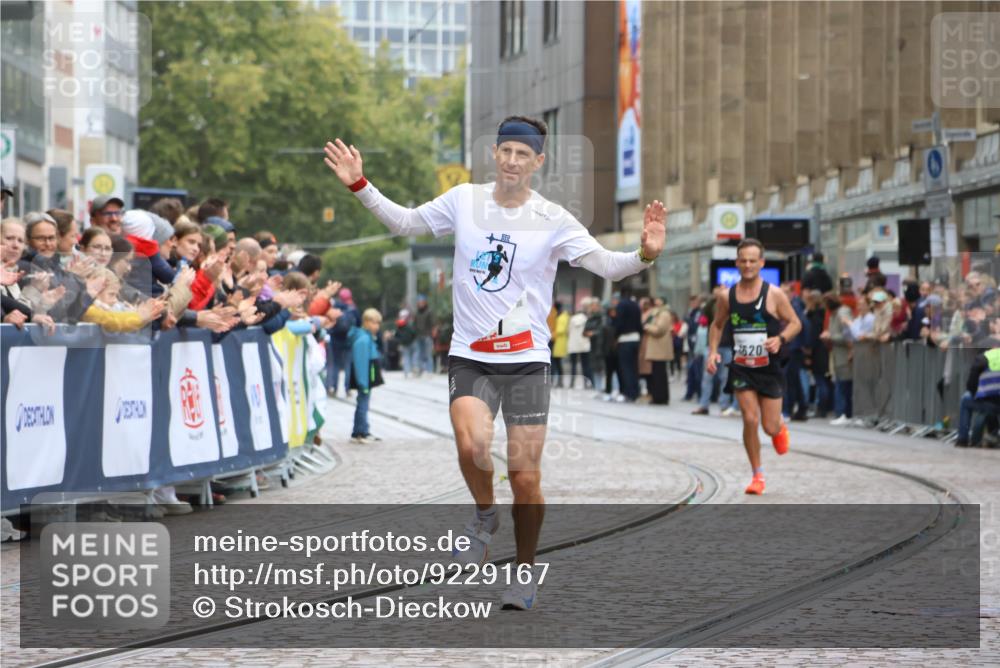 05.10.2025 - 20. swb-Marathon Bremen Strokosch-Dieckow http://msf.ph/oto/9229167 05.10.2025 12:27:45 Ziel 1, 1620 meine-sportfotos.de