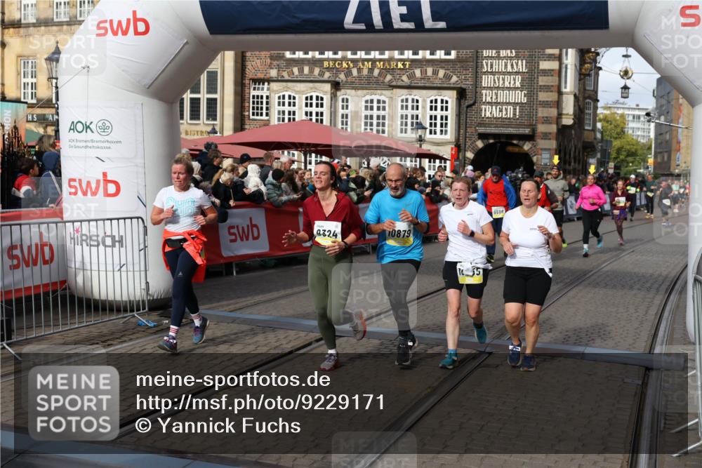 05.10.2025 - 20. swb-Marathon Bremen Yannick Fuchs http://msf.ph/oto/9229171 05.10.2025 11:02:10 Ziel 9324, 9426, 9536, 9686, 10301, 10837, 10855, 10879, 10887, 10944, 11415, 11459 meine-sportfotos.de