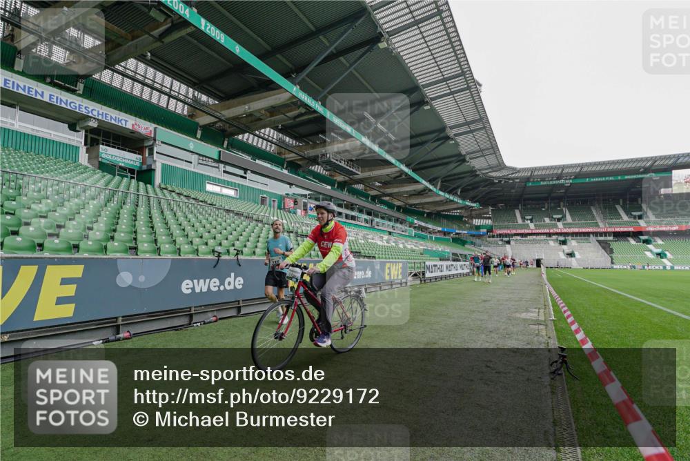 05.10.2025 - 20. swb-Marathon Bremen Michael Burmester http://msf.ph/oto/9229172 05.10.2025 12:39:47 Laufen im Stadion 236, 241, 826, 1198, 1345, 1392, 1615, 1626, 1925, 2130, 4030, 4629, 4807, 5240, 5595, 6444, 7213, 7551, 7883, 8849, 9082, 193, 685, 1329, 1352, 2940, 5074, 6541, 7999, 8341 meine-sportfotos.de