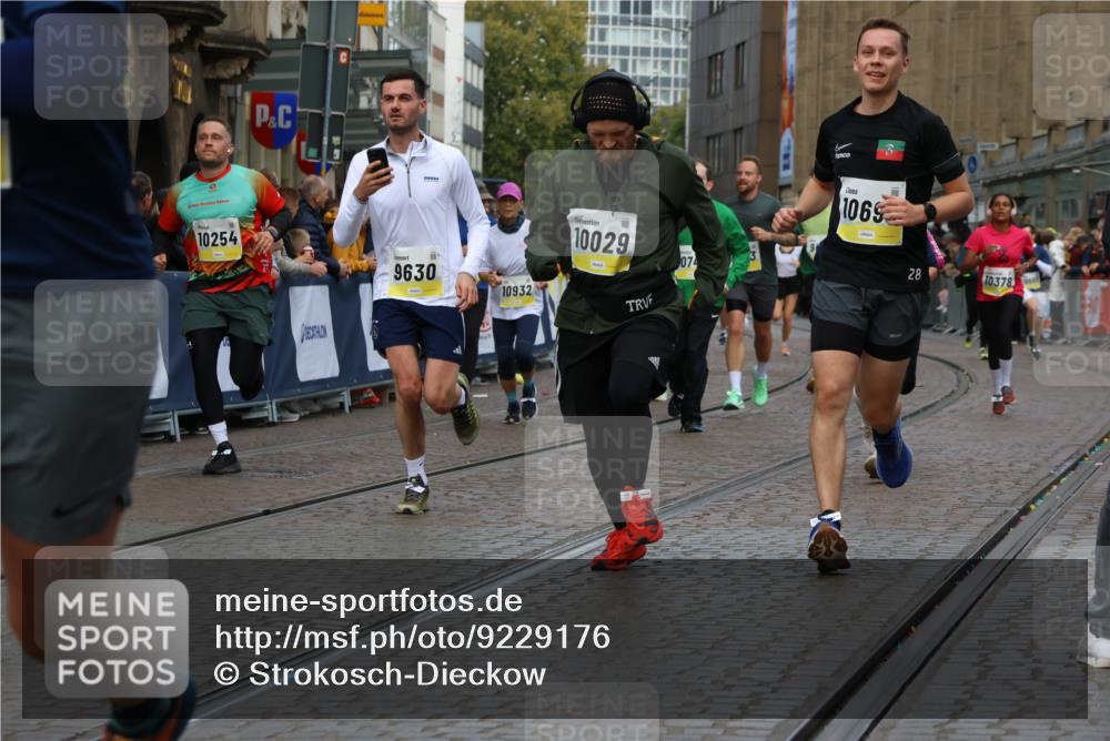 05.10.2025 - 20. swb-Marathon Bremen Strokosch-Dieckow http://msf.ph/oto/9229176 05.10.2025 10:50:58 Ziel 9199, 9399, 9416, 9425, 9630, 9663, 9894, 10029, 10206, 10226, 10227, 10254, 10378, 10534, 10669, 10698, 10743, 10932, 11061, 11279, 11311, 11391, 11573 meine-sportfotos.de