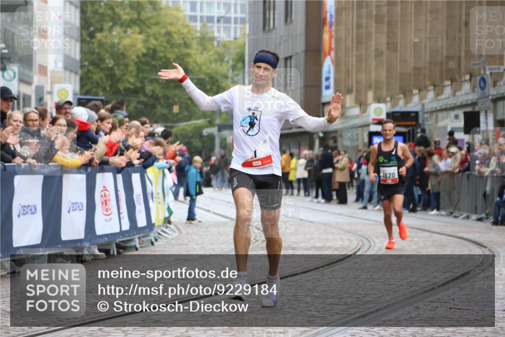 05.10.2025 - 20. swb-Marathon Bremen Strokosch-Dieckow http://msf.ph/oto/9229184 05.10.2025 12:27:45 Ziel 1, 1620 meine-sportfotos.de