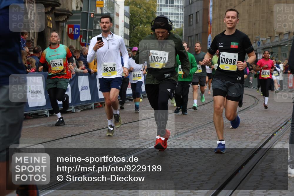 05.10.2025 - 20. swb-Marathon Bremen Strokosch-Dieckow http://msf.ph/oto/9229189 05.10.2025 10:50:58 Ziel 9199, 9399, 9416, 9425, 9630, 9663, 9894, 10029, 10206, 10226, 10227, 10254, 10378, 10534, 10669, 10698, 10743, 10932, 11061, 11279, 11311, 11391, 11573 meine-sportfotos.de
