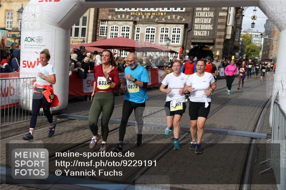 05.10.2025 - 20. swb-Marathon Bremen Yannick Fuchs http://msf.ph/oto/9229191 05.10.2025 11:02:10 Ziel 9324, 9426, 9536, 9686, 10301, 10837, 10855, 10879, 10887, 10944, 11415, 11459 meine-sportfotos.de