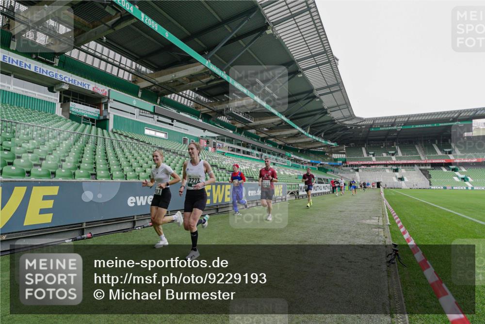 05.10.2025 - 20. swb-Marathon Bremen Michael Burmester http://msf.ph/oto/9229193 05.10.2025 12:39:54 Laufen im Stadion 133, 236, 241, 826, 1198, 1345, 1392, 1615, 1626, 1812, 1925, 2130, 4030, 4629, 5240, 5595, 6075, 6444, 7213, 7551, 7883, 8849, 685, 1329, 1352, 2940, 4807, 5074, 6541, 7999, 8341, 9082 meine-sportfotos.de