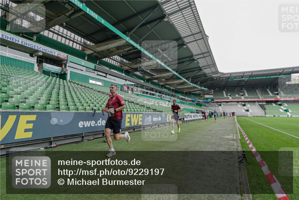 05.10.2025 - 20. swb-Marathon Bremen Michael Burmester http://msf.ph/oto/9229197 05.10.2025 12:39:55 Laufen im Stadion 133, 236, 241, 826, 1198, 1345, 1392, 1615, 1626, 1812, 1925, 2130, 4030, 4629, 5240, 5595, 6075, 6444, 7213, 7551, 7883, 8849, 685, 1329, 1352, 2940, 4807, 5074, 6541, 7999, 8341, 9082 meine-sportfotos.de