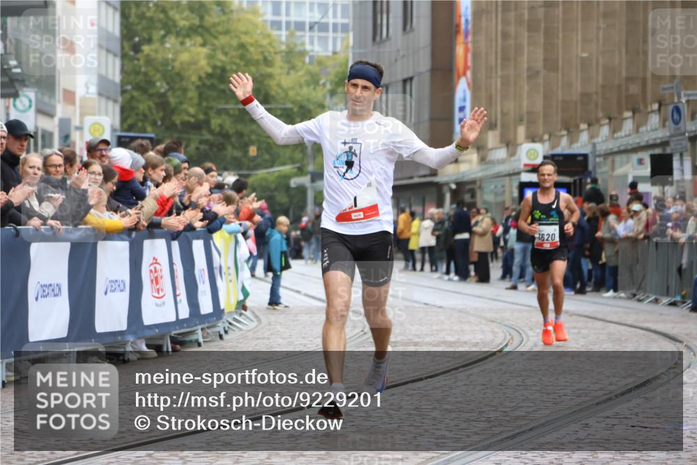05.10.2025 - 20. swb-Marathon Bremen Strokosch-Dieckow http://msf.ph/oto/9229201 05.10.2025 12:27:45 Ziel 1, 1620 meine-sportfotos.de
