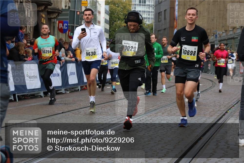 05.10.2025 - 20. swb-Marathon Bremen Strokosch-Dieckow http://msf.ph/oto/9229206 05.10.2025 10:50:58 Ziel 9199, 9399, 9416, 9425, 9630, 9663, 9894, 10029, 10206, 10226, 10227, 10254, 10378, 10534, 10669, 10698, 10743, 10932, 11061, 11279, 11311, 11391, 11573 meine-sportfotos.de