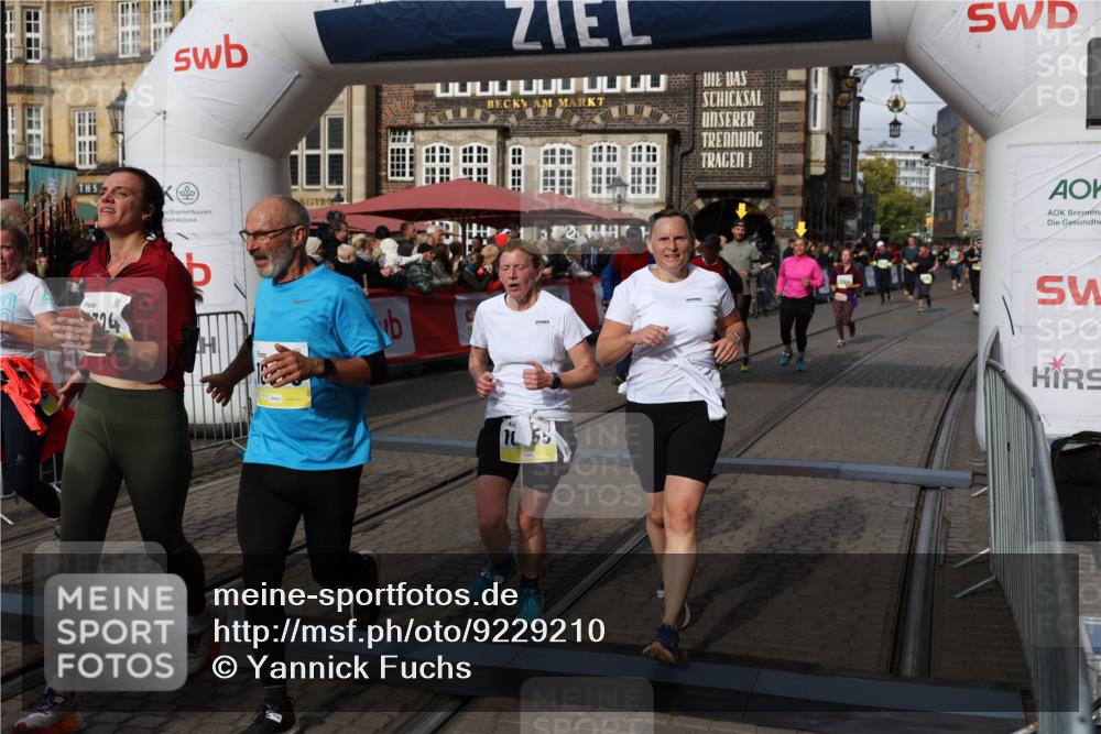 05.10.2025 - 20. swb-Marathon Bremen Yannick Fuchs http://msf.ph/oto/9229210 05.10.2025 11:02:11 Ziel 9324, 9426, 9536, 9686, 10301, 10855, 10879, 10887, 10944, 11014, 11459 meine-sportfotos.de