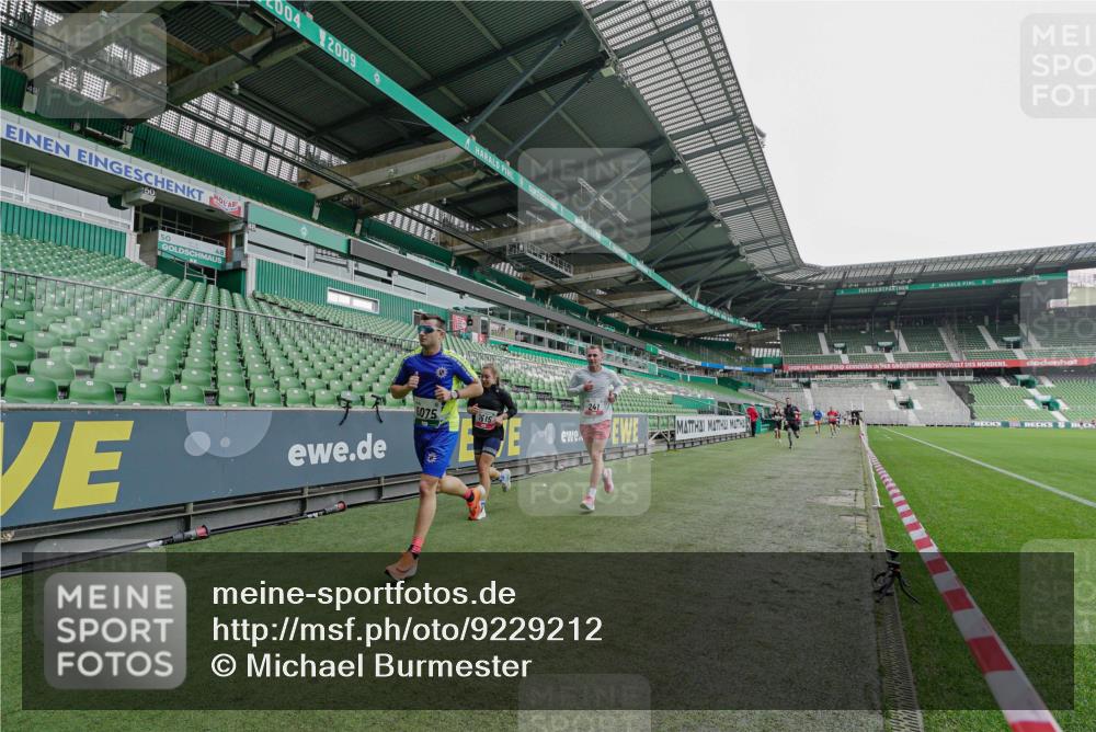 05.10.2025 - 20. swb-Marathon Bremen Michael Burmester http://msf.ph/oto/9229212 05.10.2025 12:40:00 Laufen im Stadion 133, 236, 241, 826, 1198, 1345, 1392, 1615, 1626, 1812, 1925, 2118, 2130, 4030, 5240, 5595, 6075, 6444, 7213, 7274, 7766, 7883, 8849, 1352, 4629, 4807, 7551, 7999, 9082 meine-sportfotos.de