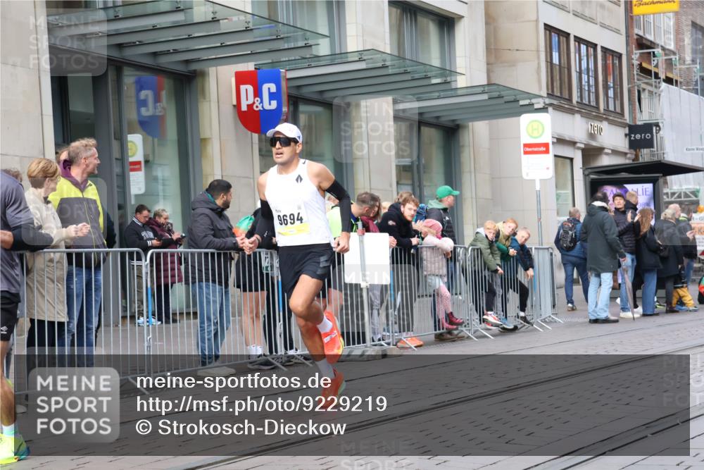 05.10.2025 - 20. swb-Marathon Bremen Strokosch-Dieckow http://msf.ph/oto/9229219 05.10.2025 10:35:29 Ziel 9596, 10372, 10538, 9596, 10372, 10538 meine-sportfotos.de