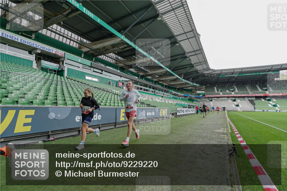 05.10.2025 - 20. swb-Marathon Bremen Michael Burmester http://msf.ph/oto/9229220 05.10.2025 12:40:01 Laufen im Stadion 133, 236, 241, 826, 1198, 1345, 1392, 1615, 1626, 1812, 1925, 2118, 2130, 4030, 5240, 5595, 6075, 6444, 7213, 7274, 7766, 7883, 8849, 1352, 4629, 4807, 7551, 7999, 9082 meine-sportfotos.de