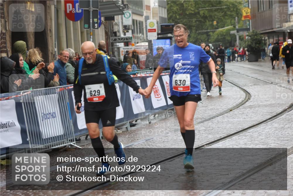 05.10.2025 - 20. swb-Marathon Bremen Strokosch-Dieckow http://msf.ph/oto/9229224 05.10.2025 15:00:18 Ziel 629, 630 meine-sportfotos.de