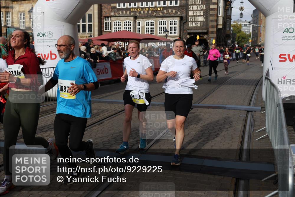05.10.2025 - 20. swb-Marathon Bremen Yannick Fuchs http://msf.ph/oto/9229225 05.10.2025 11:02:11 Ziel 9324, 9426, 9536, 9686, 10301, 10855, 10879, 10887, 10944, 11014, 11459 meine-sportfotos.de
