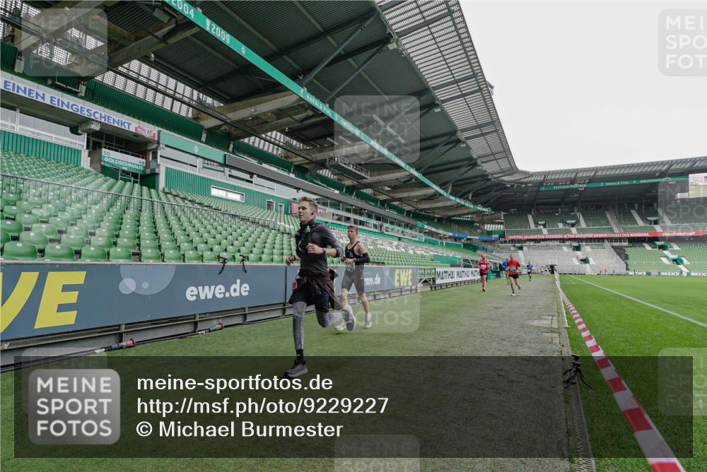 05.10.2025 - 20. swb-Marathon Bremen Michael Burmester http://msf.ph/oto/9229227 05.10.2025 12:40:05 Laufen im Stadion 133, 236, 241, 826, 1198, 1345, 1392, 1615, 1626, 1812, 1925, 2118, 2130, 4030, 5240, 5595, 6075, 6444, 7213, 7274, 7587, 7766, 7883, 8849, 4629, 4807, 7551, 9082 meine-sportfotos.de