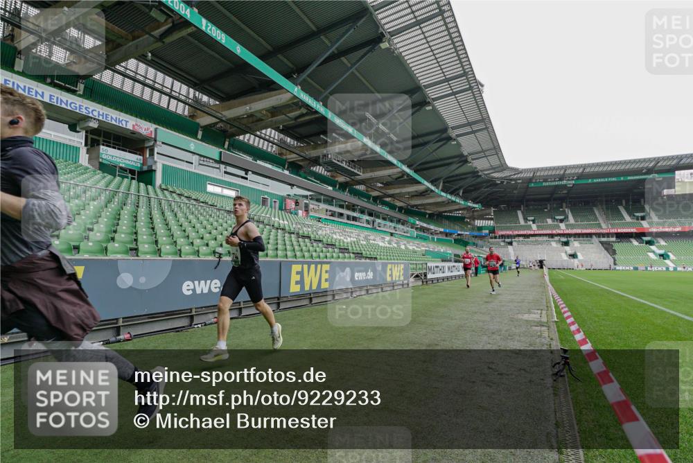 05.10.2025 - 20. swb-Marathon Bremen Michael Burmester http://msf.ph/oto/9229233 05.10.2025 12:40:06 Laufen im Stadion 133, 236, 241, 826, 1198, 1345, 1392, 1615, 1626, 1812, 1925, 2118, 2130, 4030, 5240, 5595, 6075, 6444, 7213, 7274, 7587, 7766, 7883, 8849, 4629, 4807, 7551, 9082 meine-sportfotos.de