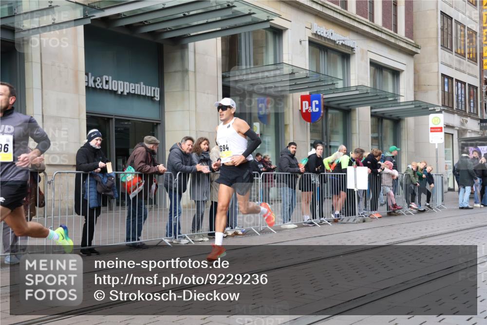 05.10.2025 - 20. swb-Marathon Bremen Strokosch-Dieckow http://msf.ph/oto/9229236 05.10.2025 10:35:29 Ziel 9596, 10372, 10538, 9596, 10372, 10538 meine-sportfotos.de