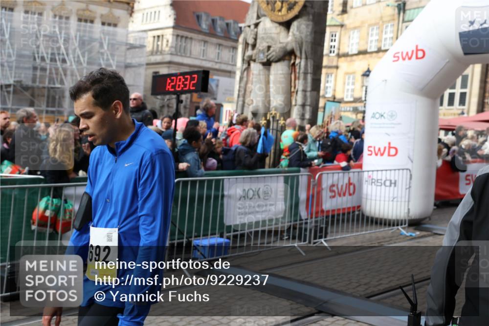 05.10.2025 - 20. swb-Marathon Bremen Yannick Fuchs http://msf.ph/oto/9229237 05.10.2025 10:59:21 Ziel 9219, 9454, 9508, 9692, 10039, 10143, 10200, 10274, 10353, 11207, 11400 meine-sportfotos.de