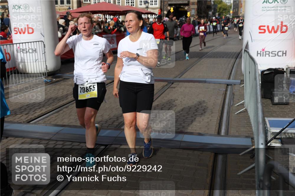 05.10.2025 - 20. swb-Marathon Bremen Yannick Fuchs http://msf.ph/oto/9229242 05.10.2025 11:02:11 Ziel 9324, 9426, 9536, 9686, 10301, 10855, 10879, 10887, 10944, 11014, 11459 meine-sportfotos.de