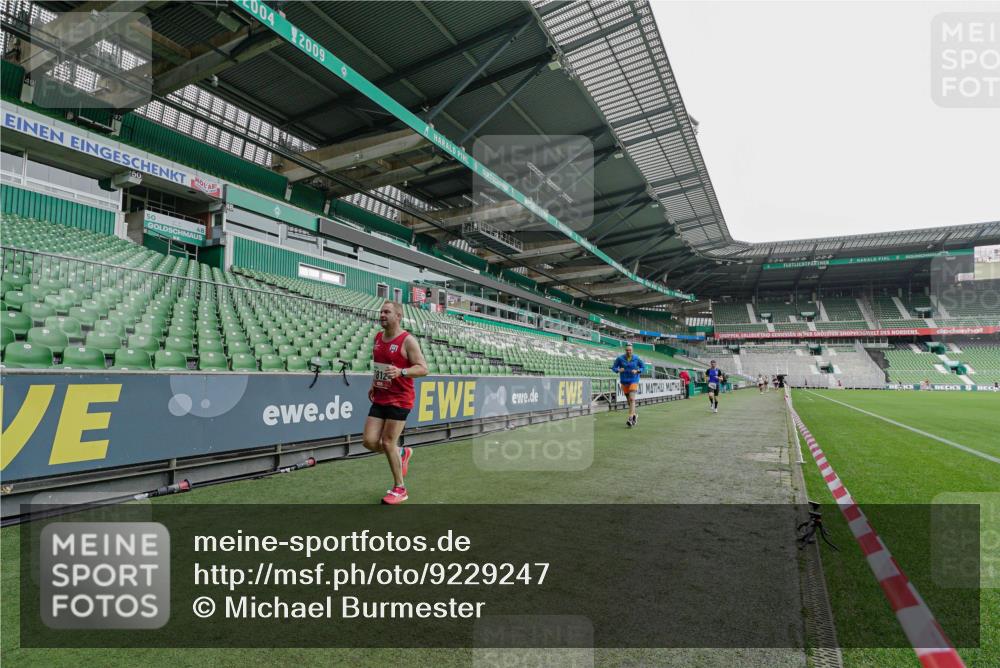 05.10.2025 - 20. swb-Marathon Bremen Michael Burmester http://msf.ph/oto/9229247 05.10.2025 12:40:11 Laufen im Stadion 46, 133, 236, 241, 826, 1198, 1345, 1392, 1615, 1626, 1812, 2036, 2118, 2130, 4030, 5240, 5595, 6075, 6444, 7213, 7274, 7587, 7766, 7883, 8849, 1925, 4629, 7551 meine-sportfotos.de