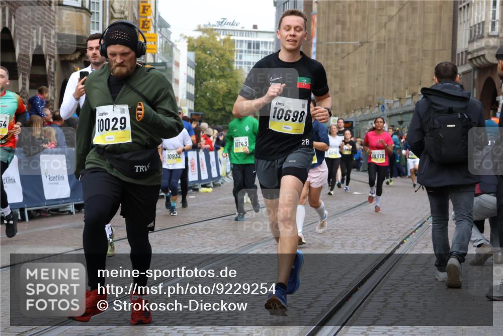 05.10.2025 - 20. swb-Marathon Bremen Strokosch-Dieckow http://msf.ph/oto/9229254 05.10.2025 10:50:59 Ziel 9199, 9256, 9287, 9416, 9425, 9630, 9663, 9894, 10029, 10206, 10226, 10227, 10254, 10378, 10534, 10669, 10698, 10743, 10932, 11061, 11279, 11391, 11573 meine-sportfotos.de